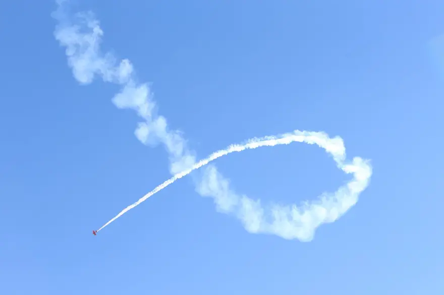 Türkiye'nin tek sivil akrobasi pilotundan cumhuriyetin 101. yaşına özel uçuş 9