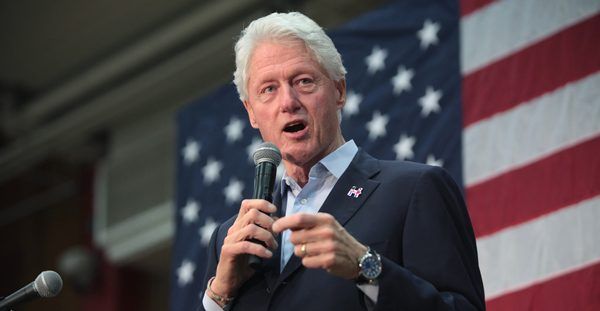 Eski ABD Başkanı Clinton'ın yazdığı roman milyon satıyor