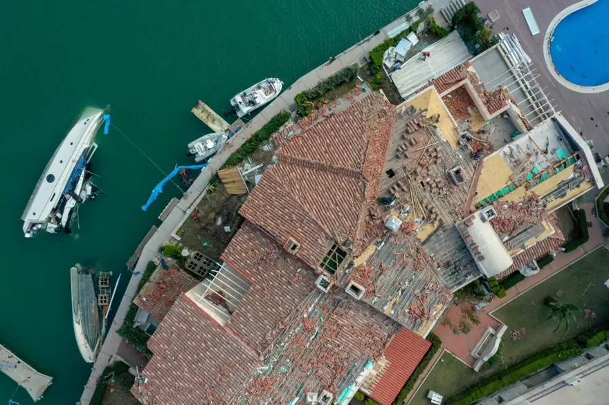 İzmir Çeşme'de hortumun geride bıraktığı hasar için çalışmalar sürüyor 12