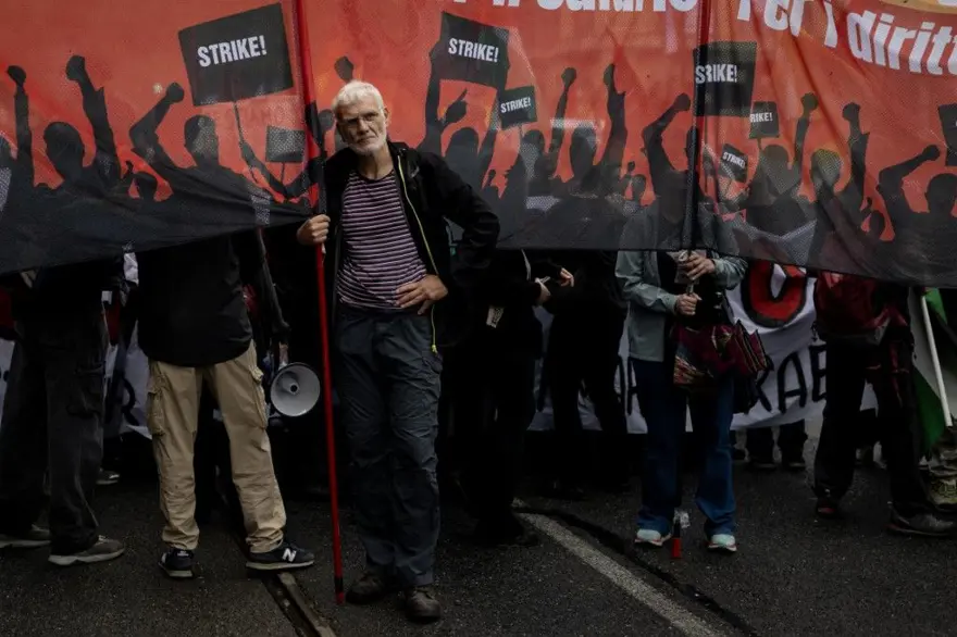 İtalyan liman işçilerinden İsrail'e silah engeli: Denize çıkan yolları kapattılar İtalyan liman işçilerinden İsrail'e silah engeli: Denize çıkan yolları kapattılar