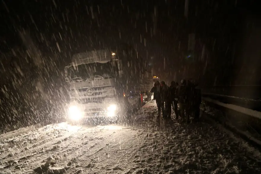 Sivas-Tokat karayolu yoğun kar yağışı dolayısıyla trafiğe kapandı 13