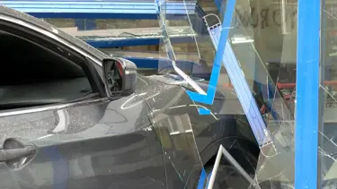 Ataşehir'de cip markete girdi: 2 kişi yaralandı