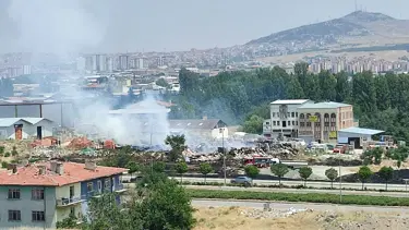 Otluk alanda başlayan yangın depoyu küle çevirdi