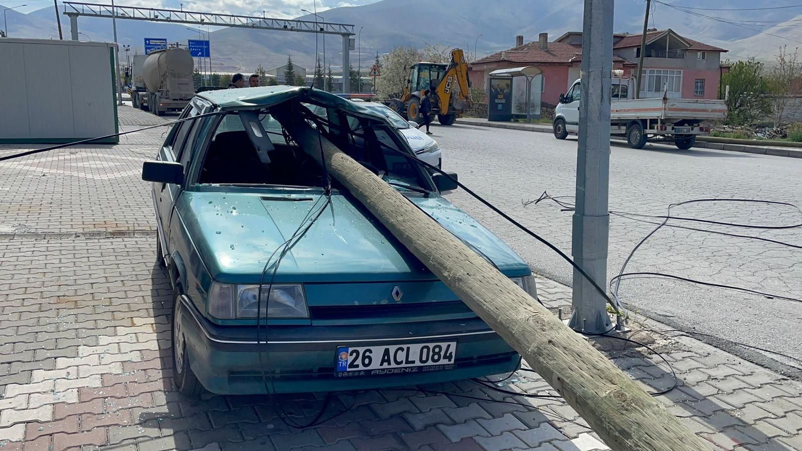 Niğde'de TIR'ın devirdiği direk, otomobilin camından girdi