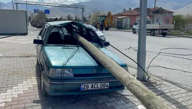 Niğde'de TIR'ın devirdiği direk, otomobilin camından girdi