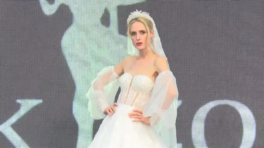 Bu gelinliğe bakan bir daha bakıyor! 30 kilogram ağırlığında 1 milyon dolara satışa çıktı 3