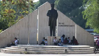 Yemekhaneye alınmayan öğrencilerin yemeklerini sokakta yediği iddiası