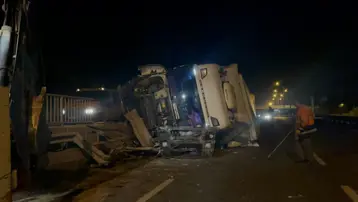 Eskişehir-Ankara yolunda TIR devrildi: Ulaşımda aksama yaşandı