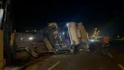 Eskişehir-Ankara yolunda TIR devrildi: Ulaşımda aksama yaşandı