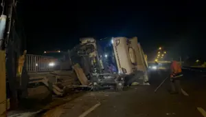 Eskişehir-Ankara yolunda TIR devrildi: Ulaşımda aksama yaşandı