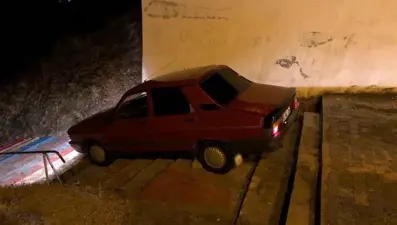 Trafiğe kapalı alana giren alkollü sürücünün otomobili merdivende asılı kaldı
