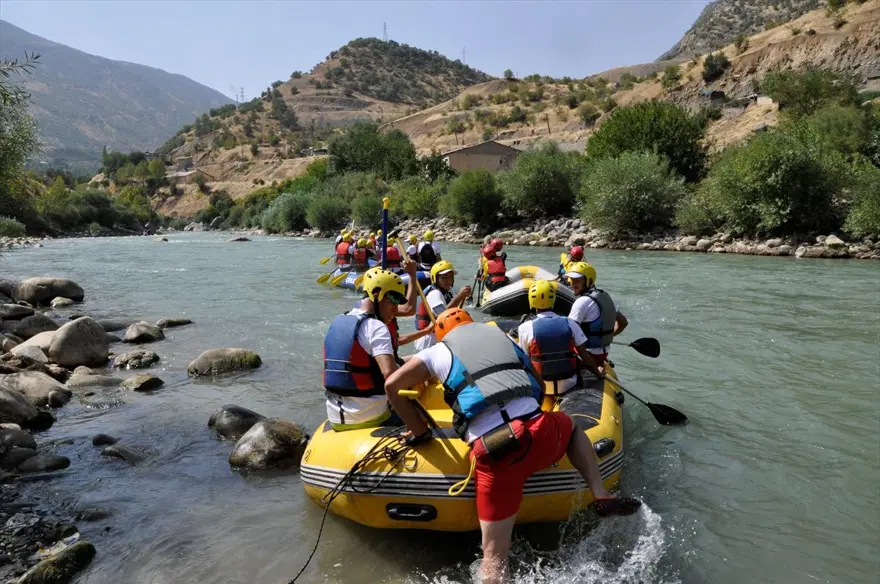 Hakkari'nin Zap Deresi'nde rafting heyecanı 4 Hakkari'nin Zap Deresi'nde rafting heyecanı 4