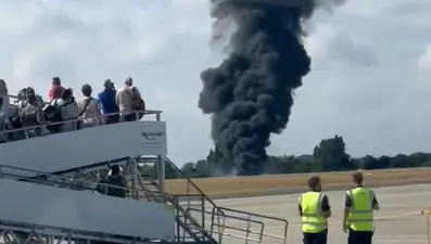 Londra'da küçük uçak kalkıştan sonra çakıldı