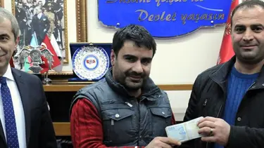 Iğdır'da yolda bulduğu 10 bin lirayı sahibine iade etti