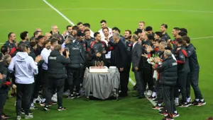 Hakan Çalhanoğlu’na 100. maç pastası