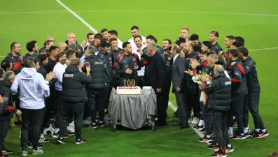 Hakan Çalhanoğlu’na 100. maç pastası