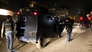 Diyarbakır'da bir polis el yapımı patlayıcı atılması sonucu yaralandı