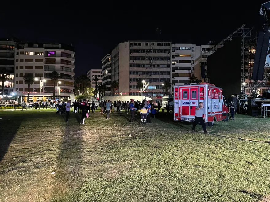 İzmir'de Tarkan konseri için kurulan sahne çöktü 9