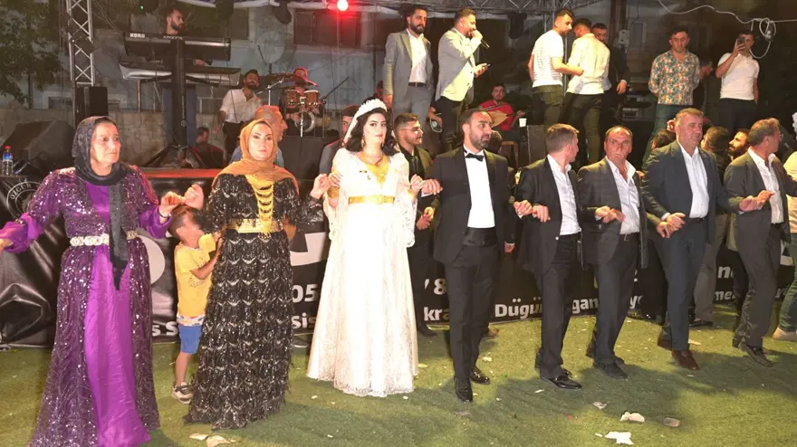 Aşiret düğününe 5 bin kişi katıldı, takı töreni4 saat sürdü (Para ve altınları 15 kişi saydı) 3