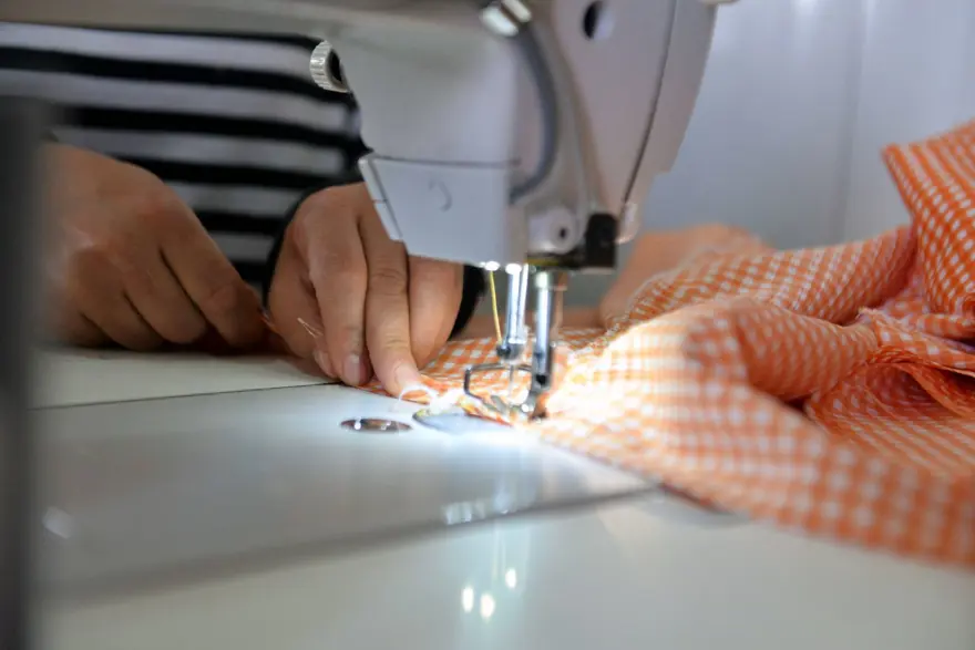 Hatay'da dikilen kıyafetler afetzede kadın ve çocuklara dağıtıldı 1