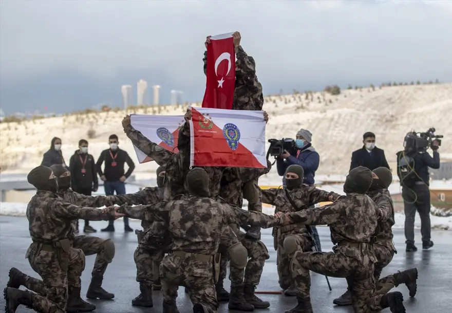 Kadın Polis Özel Harekat'tan (PÖH) kar altında nefes kesen tatbikat 12