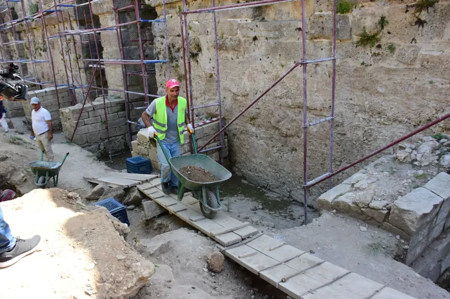 Side'de Kalliope'nin betimlendiği mozaik zemin gün yüzüne çıkarıldı 1