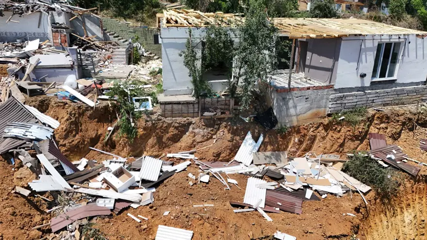 İstanbul'da bir mahalle diken üstünde! Uçurumun kenarındaki evleri yutuyor 6 İstanbul'da bir mahalle diken üstünde! Uçurumun kenarındaki evleri yutuyor 6