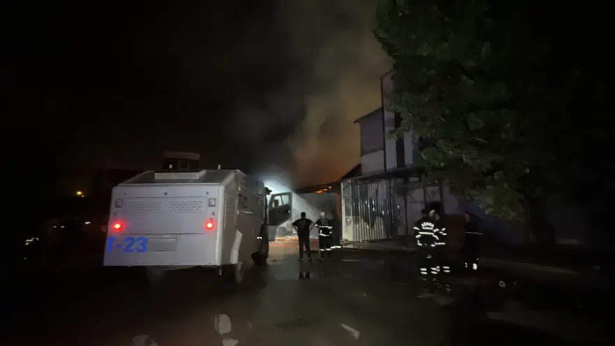 Adana'da Mobilyacılar Sitesi'nde yangın: 6 iş yeri küle döndü 13 Adana'da Mobilyacılar Sitesi'nde yangın: 6 iş yeri küle döndü 13