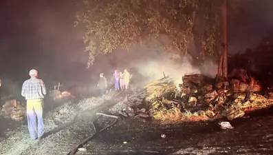 Köyde gece yarısı dehşet: Evler, samanlıklar kül oldu