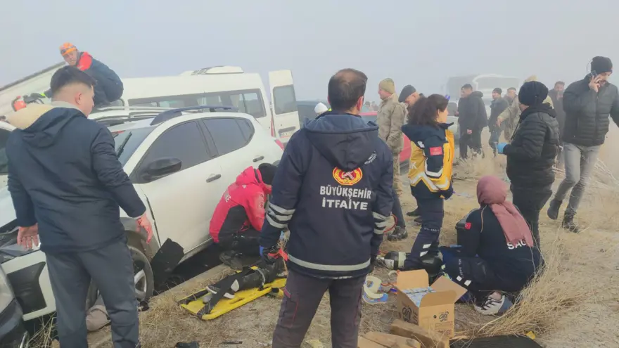 Van'da 30 araçlık zincirleme trafik kazası: 1 ölü, 51 yaralı 13
