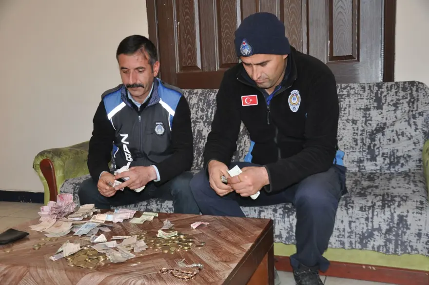 Her gün farklı bir engelli rolüyle dileniyordu, bir anda yürümeye başladı: 19 suç kaydı çıktı 2