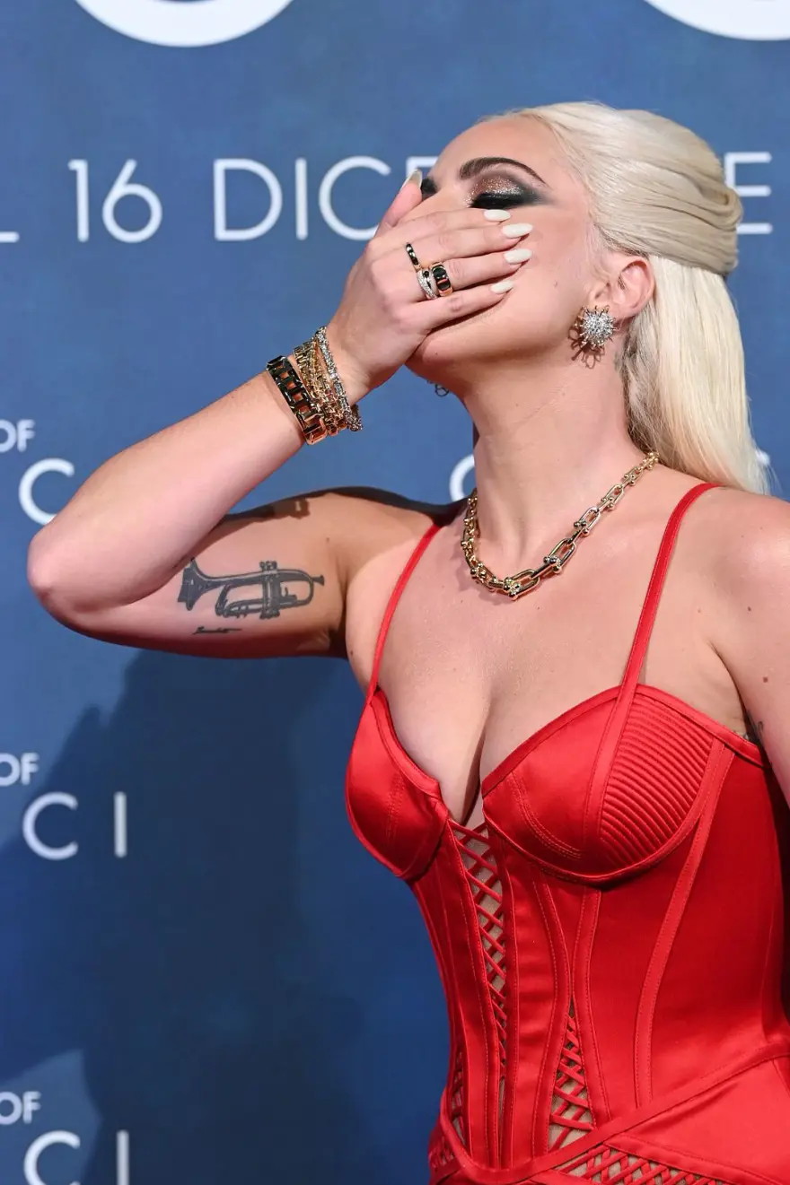 Lady Gaga kırmızı halıya fare dövmesiyle damga vurdu 8