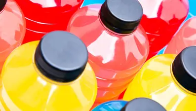 Gençlerin favori içeceği vücudu zehirliyor: Böbrek hastalıkları ve anksiyete nedeni