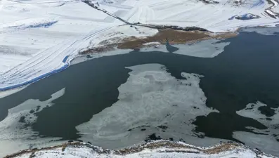 Çıldır Gölü kısmen dondu