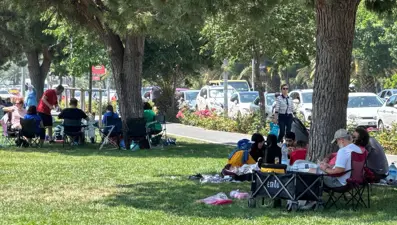 İstanbul'da bayramın son günü vatandaşlar sahil ve parklara akın etti