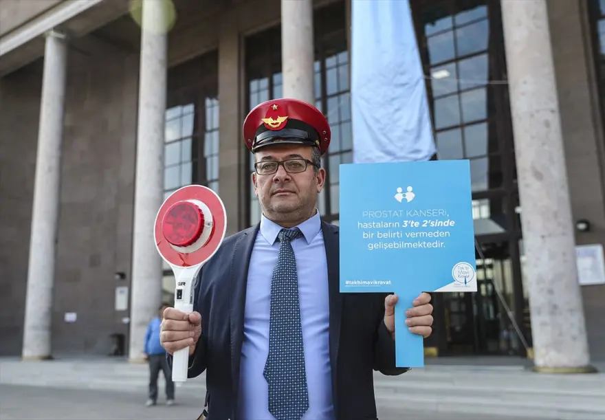 Ankara Garı'na mavi kravat astılar, prostat kanserine dikkat çektiler (#takbimavikravat) 3
