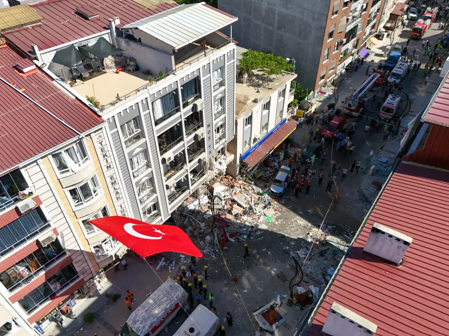AFAD BAŞKANI: BİNANIN AĞIR HASARLI OLDUĞU TESPİT EDİLDİ 2