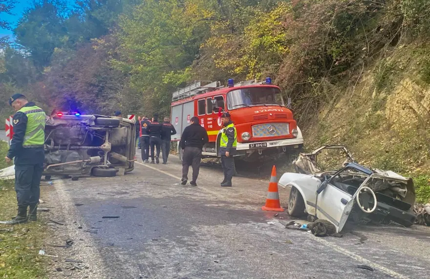 Sinop'ta feci kaza: Otomobil ikiye bölündü 3