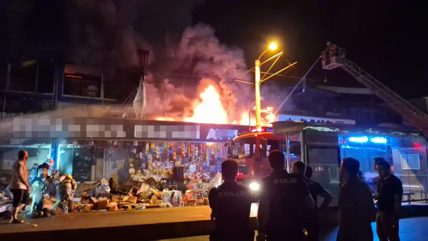 Bursa'da hediyelik eşya ve plastik malzeme satan mağaza alev alev yandı 5