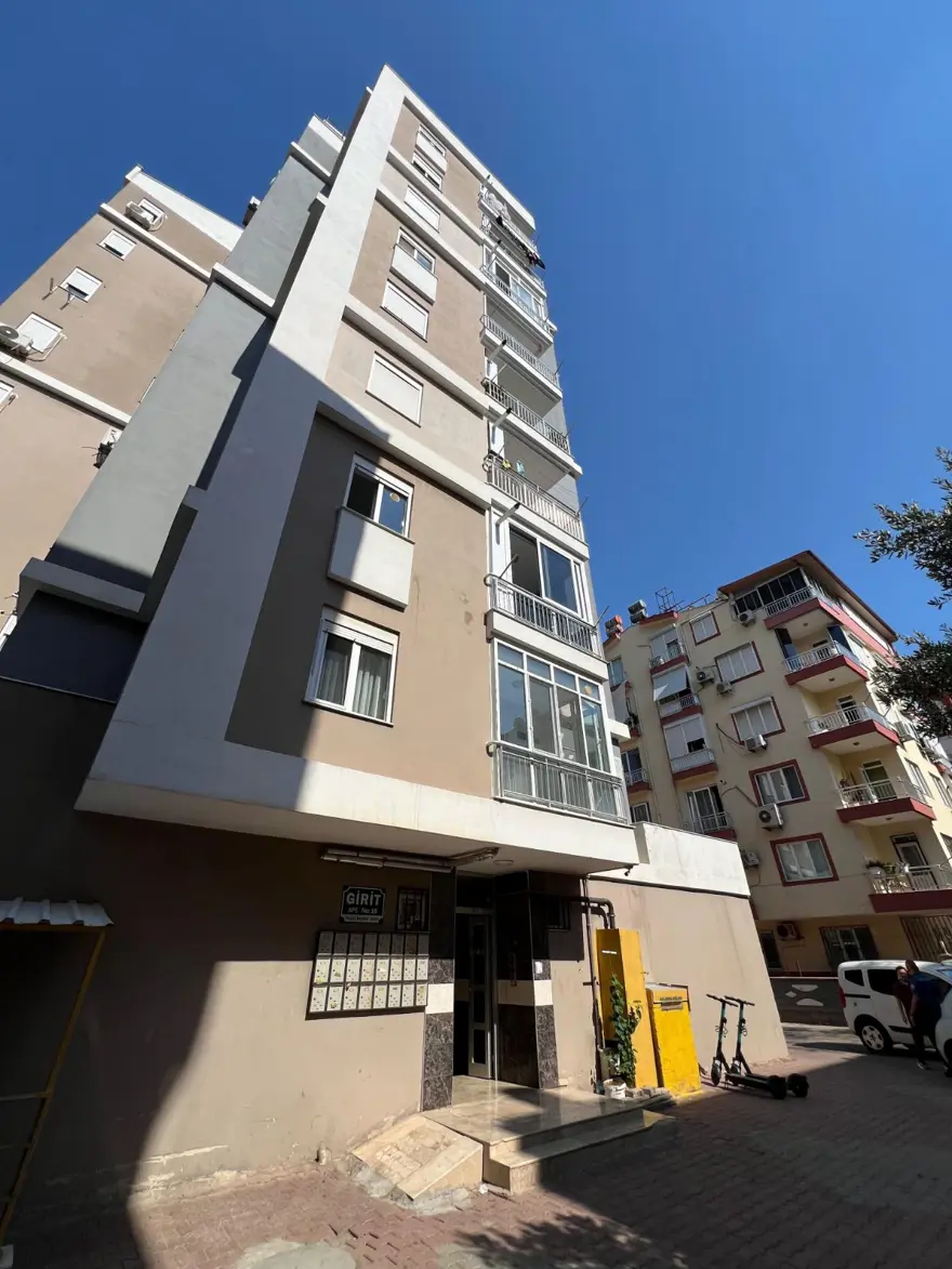 Şüpheli ölüm olayına giden polisler asansörde mahsur kaldı 1