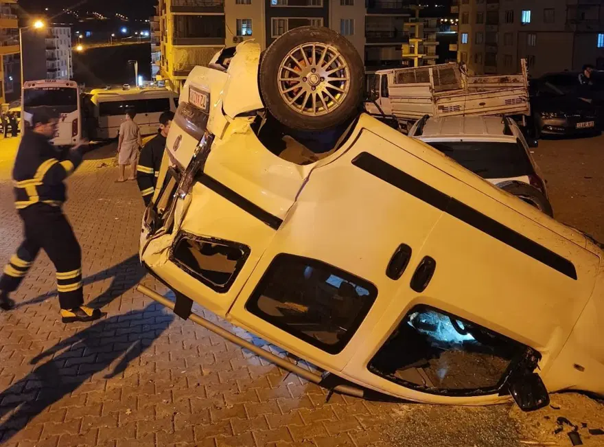 Yokuş aşağı kayan midibüs 9 aracı biçti 4