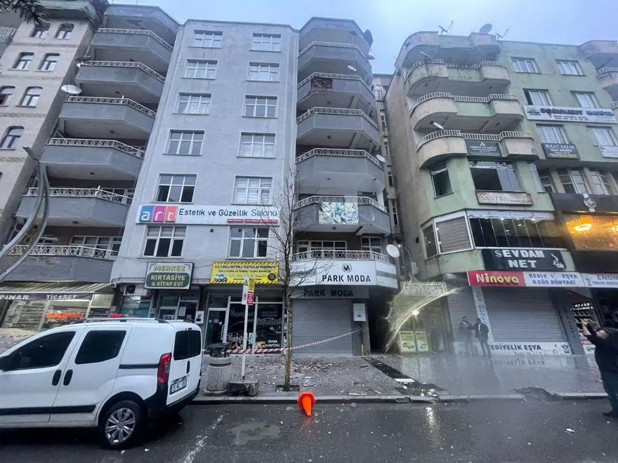 Kaldırımda yürürkenağır yaralandı: Genç adam yaşam savaşı veriyor 2