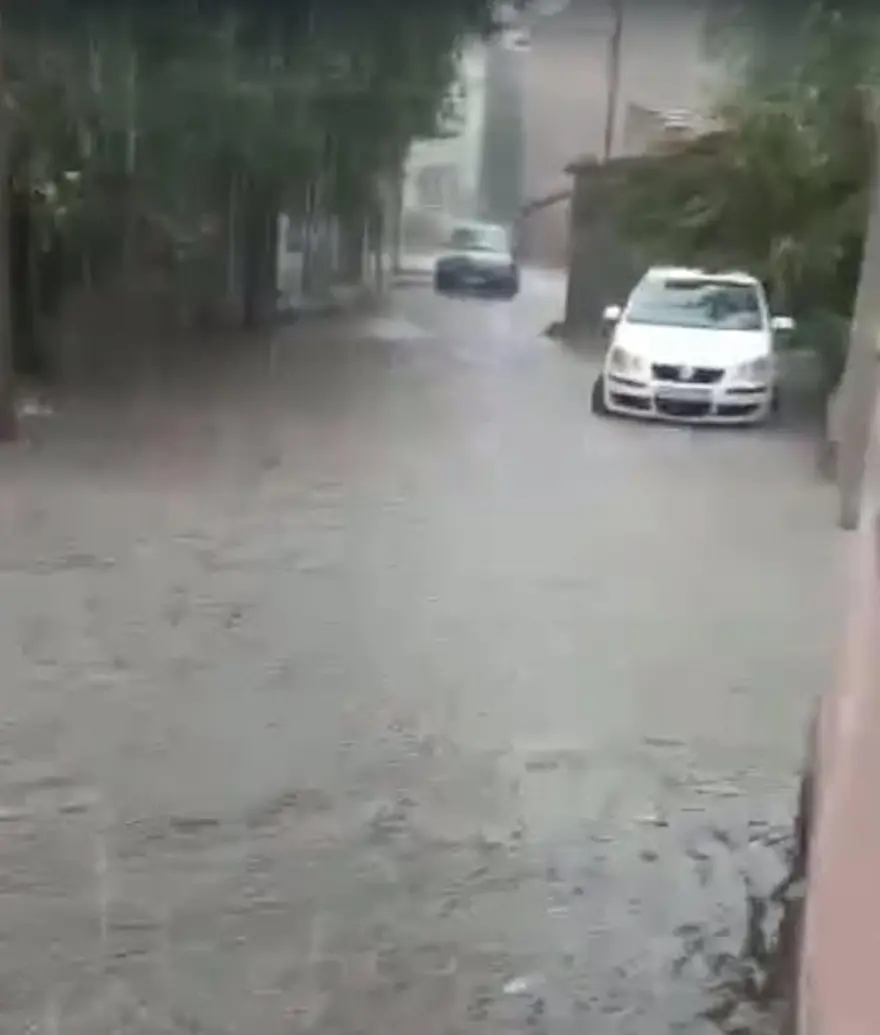 Uşak'ta sağanak: Yollar göle döndü, evleri su bastı 