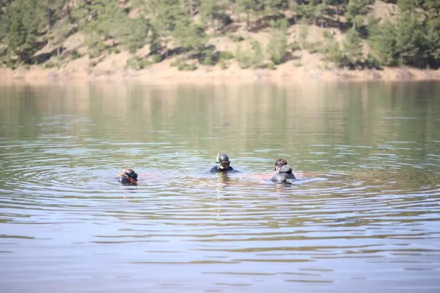 El frenini çekmeyiunuttular, araç göle düştü 3 El frenini çekmeyiunuttular, araç göle düştü 3
