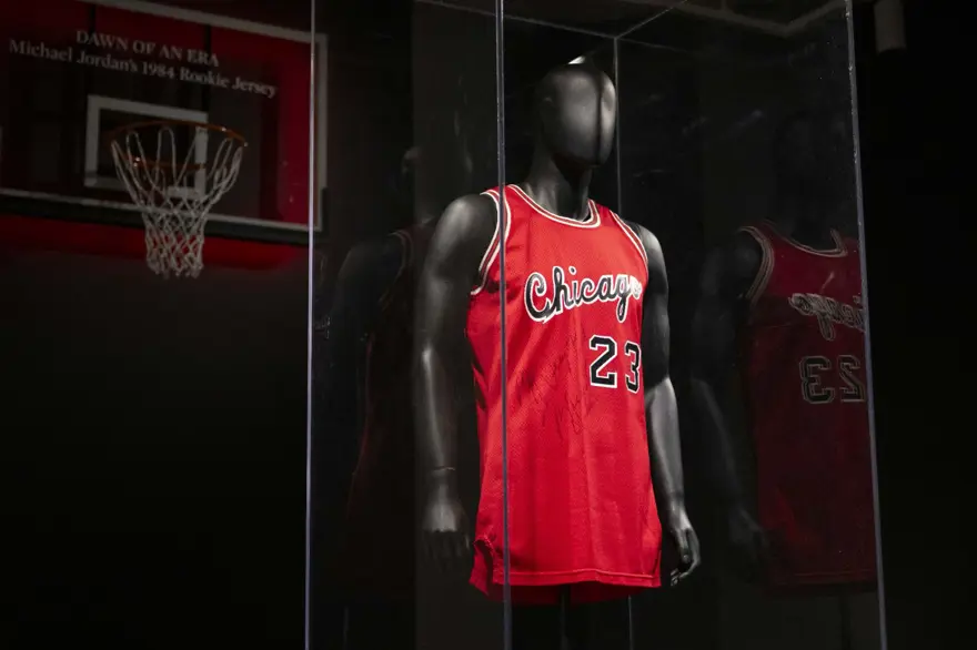 Michael Jordan ve Kobe Bryant’ın ilk NBA forması açık artırmada: 20 milyon dolar! 