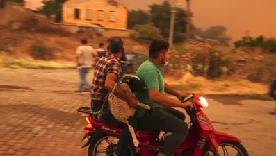 Ödemiş'te kahreden fotoğraflar: Alevlerden kaçış
