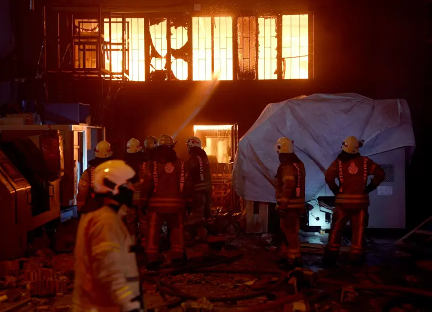 Beylikdüzü’nde yanan fabrika küle döndü: Altı katlı binada çökme riski var 1