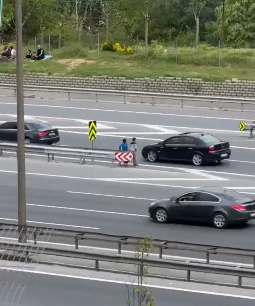 Sultangazi'de çocukların tehlikeli oyunu: Canlarını hiçe saydılar! 