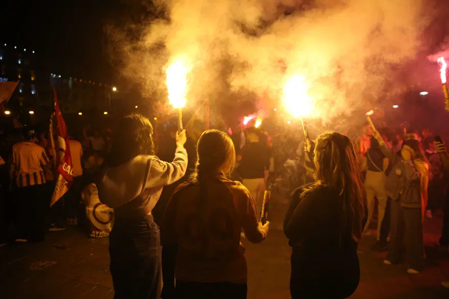 Galatasaray taraftarı sokağa döküldü 11 Galatasaray taraftarı sokağa döküldü 11