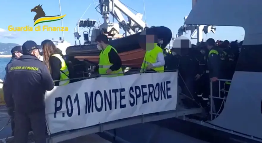 Yunanistan'da yolcu gemisinde yangın 6 Yunanistan'da yolcu gemisinde yangın 6